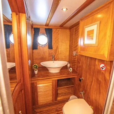 Hka Neta Yachting Botel *